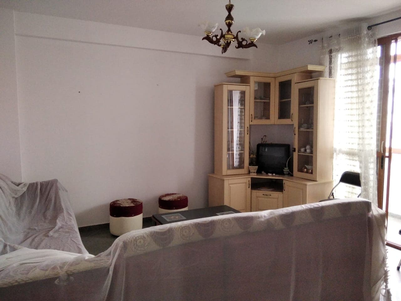 SHITET APARTAMENT 1+1 PRANE SHKOLLES BEDRIE BEBEZIQI RRUGA EGNATIA , DURRES . 2