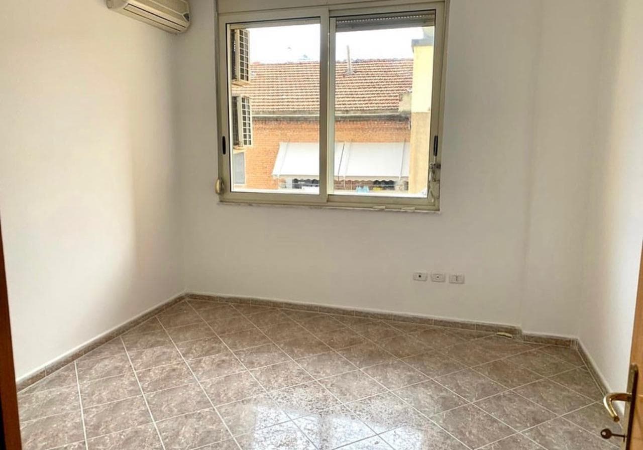 JEPET ME QERA APARTAMENT 2+1, TE AMBULANCA QENDRORE, DURRES. ( ambient i pershtatshem dhe per zyra ) 3