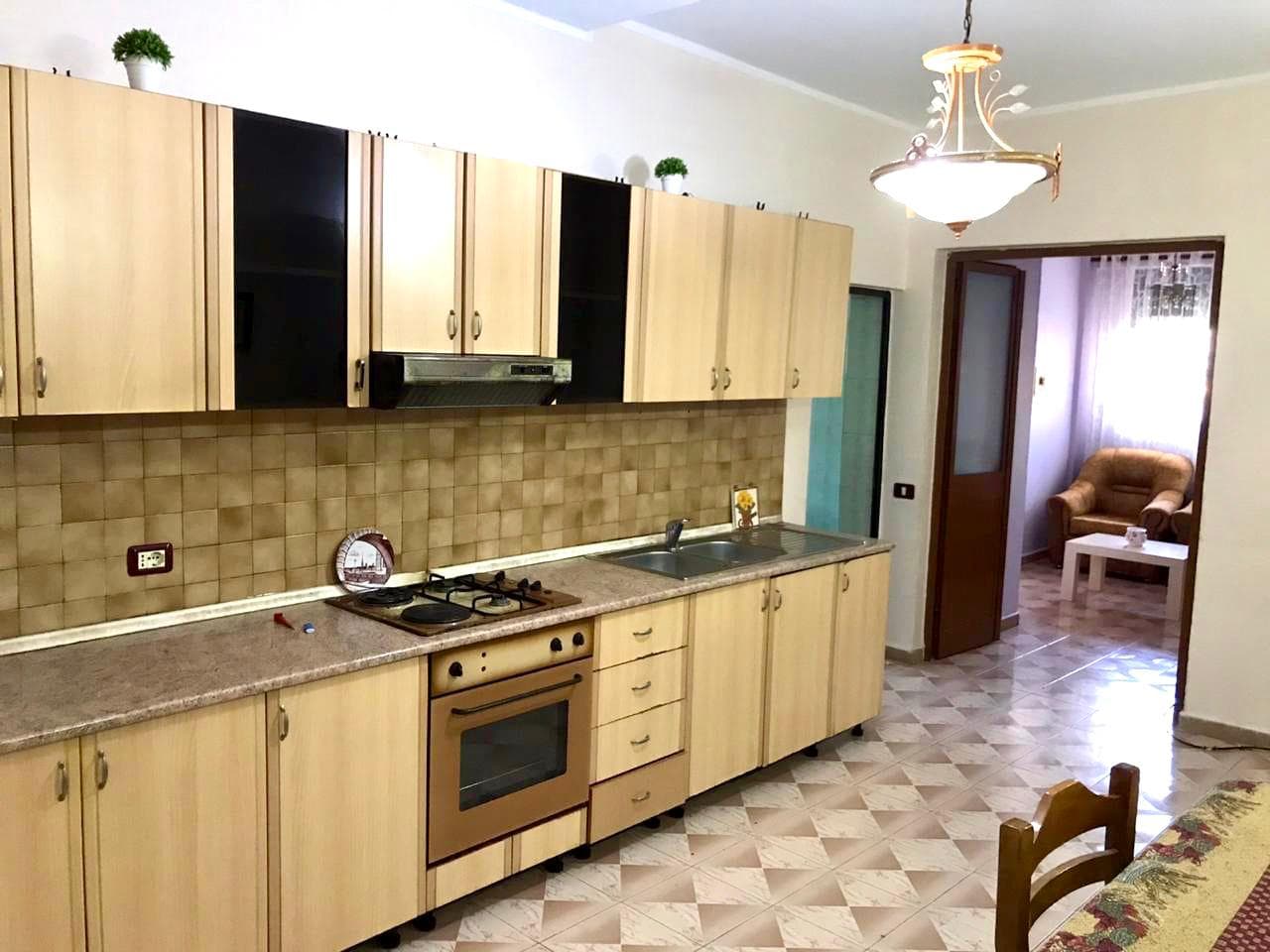 APARTAMENT 1+1 ME QERA I MOBILUAR,PERBALL FOTO DURRSIT,SHKOLLA 2 GJELAT.