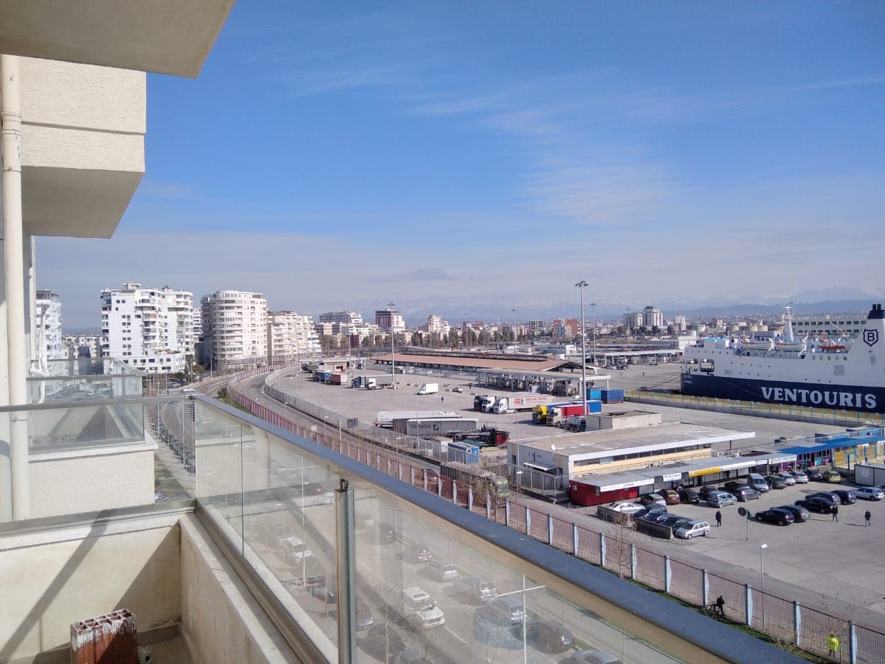 SHITET APARTAMENT 2+1 ME PAMJE NGA DETI,RRUGA E PORTIT,DURRES. 2