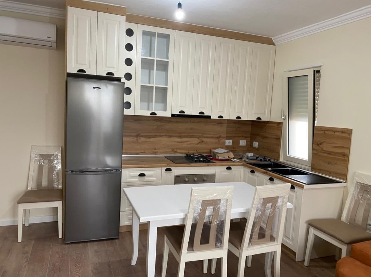 SHITET APARTAMENT 2+1, PRANE STADIUMIT, DURRES.