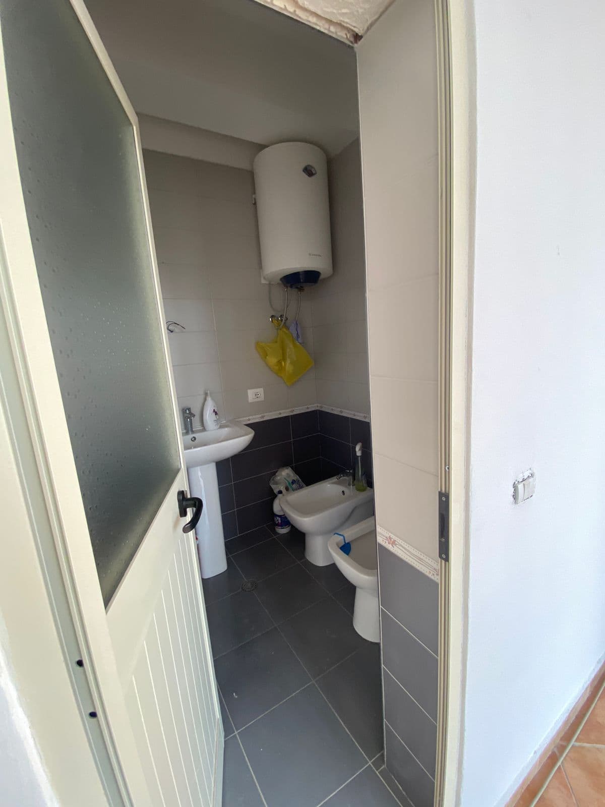 JEPET ME QERA AMBIENT BIZNESI PRANE POLIKLINIKES,QENDER,DURRES . 4