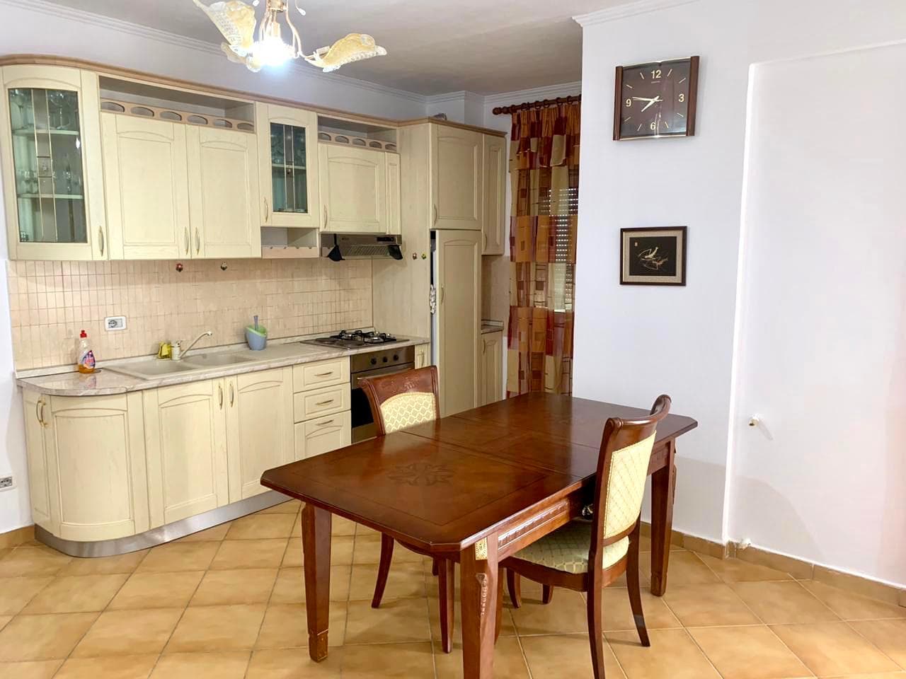 SHITET APARTAMENT 2+1, RRUGA TAULANTIA, PERBALL PISTES NE VOLLGA. 2