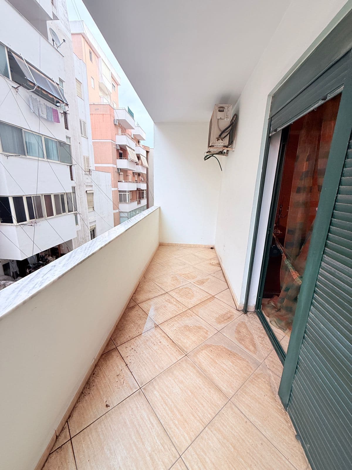 JEPET ME QERA APARTAMENT 3+1 ZONA KAZAZIT