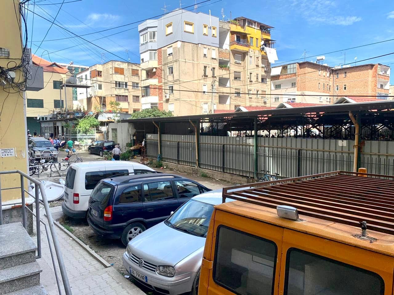 JEPET ME QERA AMBIENT BIZNESI,PERBALL TREGUT TE FRUTA PERIMEVE, DURRES 3