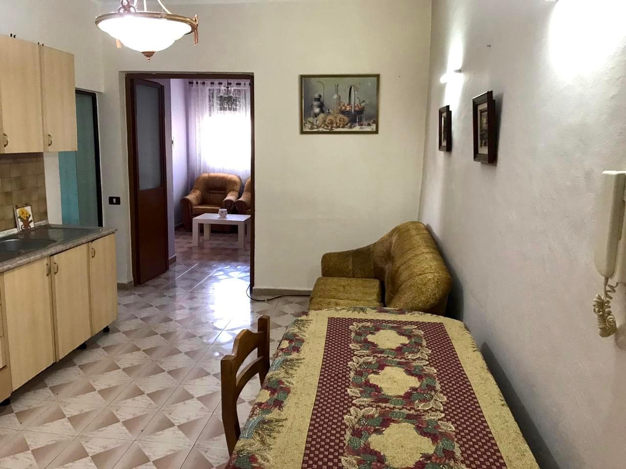 APARTAMENT 1+1 ME QERA I MOBILUAR,PERBALL FOTO DURRSIT,SHKOLLA 2 GJELAT. 3