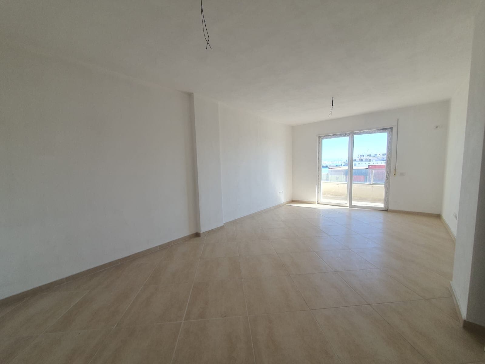 JEPET ME QERA APARTAMENT 2+1 I PERSHTATESHEM PER AMBIENT BIZNESI,PORTI,DURRES. 3