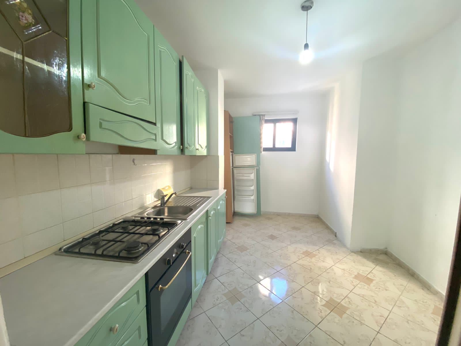 SHITET APARTAMENT 2+1 PRANE UJESJELLESIT, DURRES.