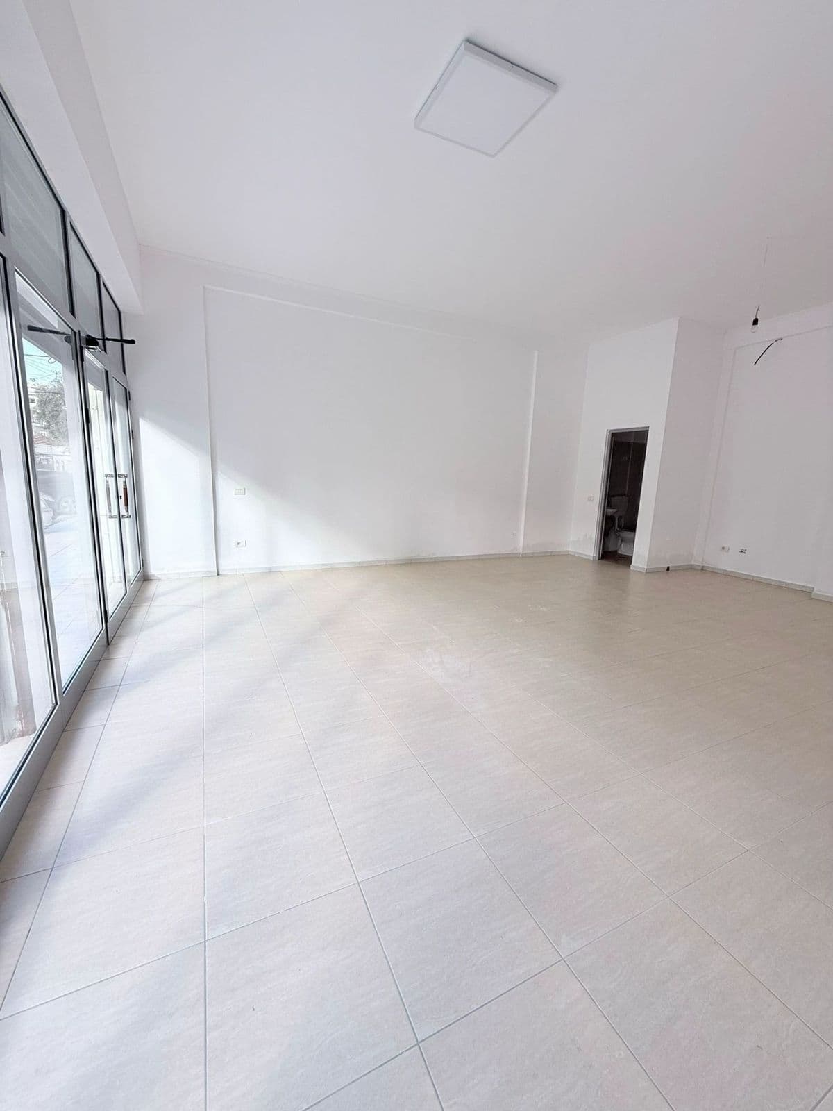 JEPET ME QERA AMBIENT BIZNESI ZONA KAZAZIT DURRES 2