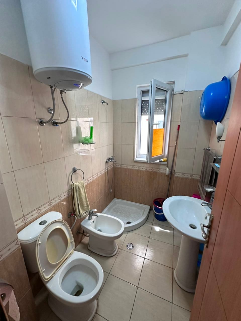 SHITET GARSONIERE TEK SHKEMBI I KAVAJES