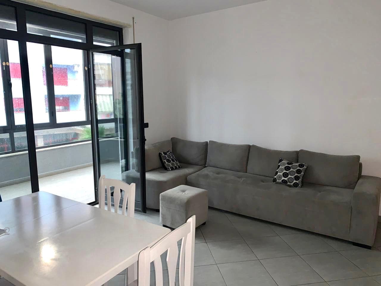 JEPET ME QERA APARTAMENT 2+1 SIPER BAR GOLDEN, VOLLGA, DURRES. 3