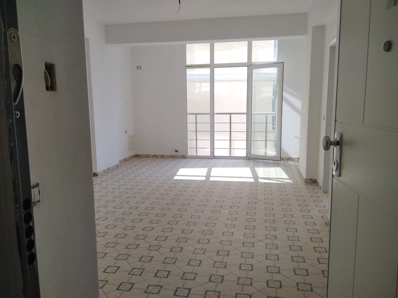 SHITET APARTAMENT 1+1 PRANE SHKOLLES ITALIANE,VOLLGA, DURRES.