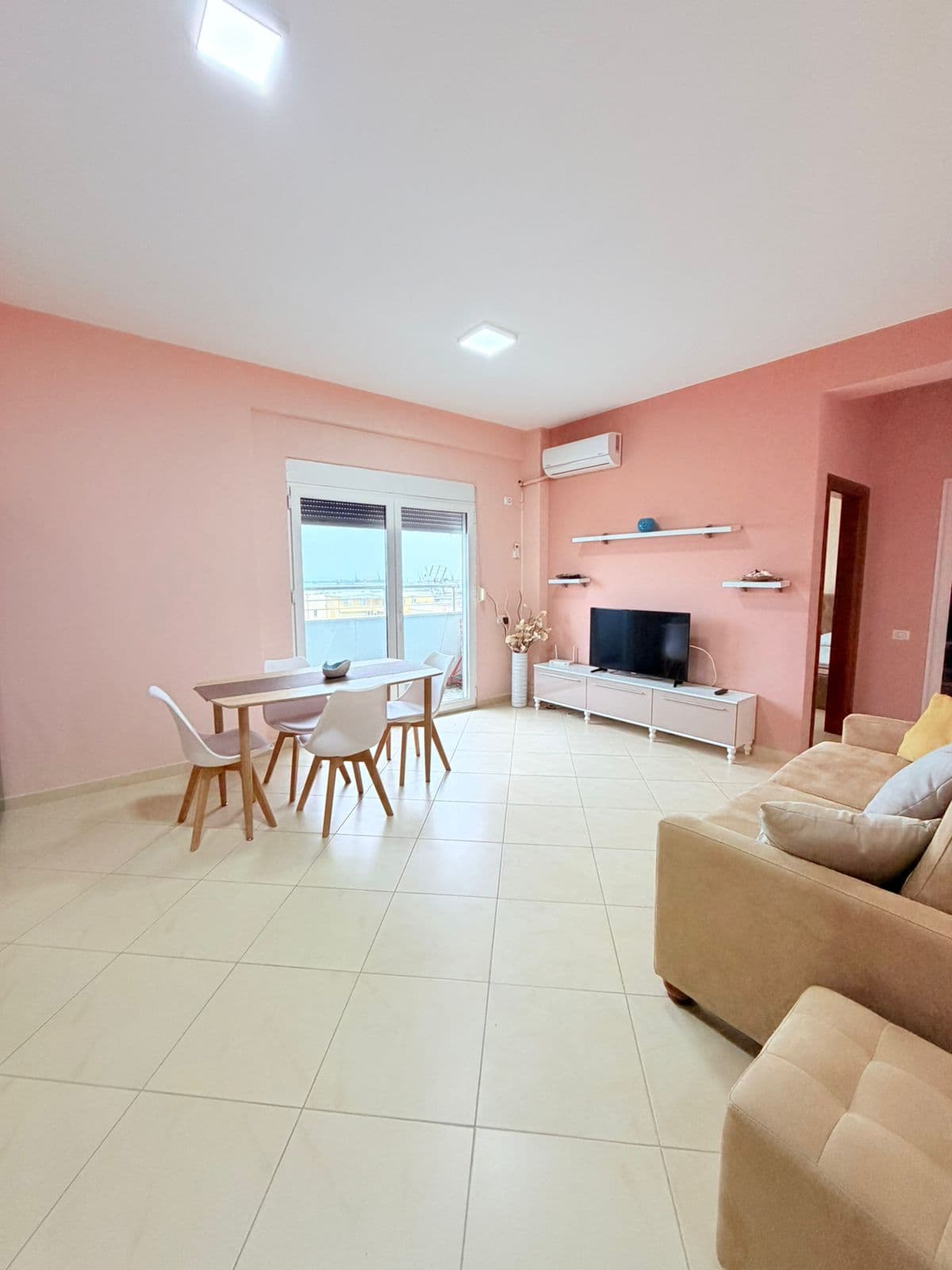 JEPET ME QERA APARTAMENT 1+1 PRANE HOTEL ROYAL PLAZH, DURRES 2