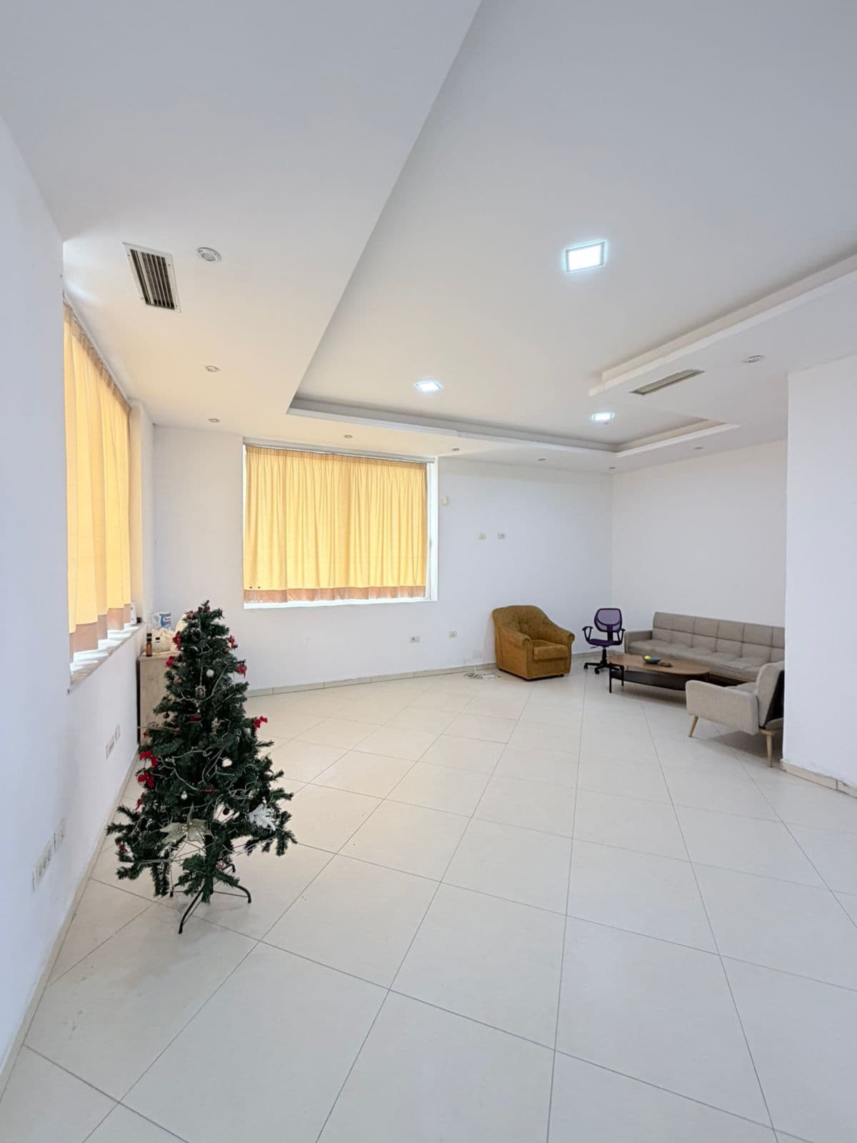 JEPET ME QERA AMBIENT BIZNESI ZONA E ISH KENETES, DURRES 3