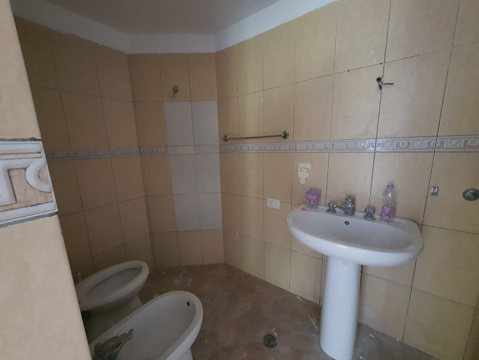 SHITET APARTAMENT 2+1 PRANE DREJTORIS SE POLICIS,DURRES. 4