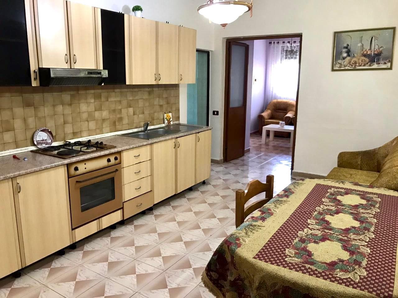 APARTAMENT 1+1 ME QERA I MOBILUAR,PERBALL FOTO DURRSIT,SHKOLLA 2 GJELAT. 2
