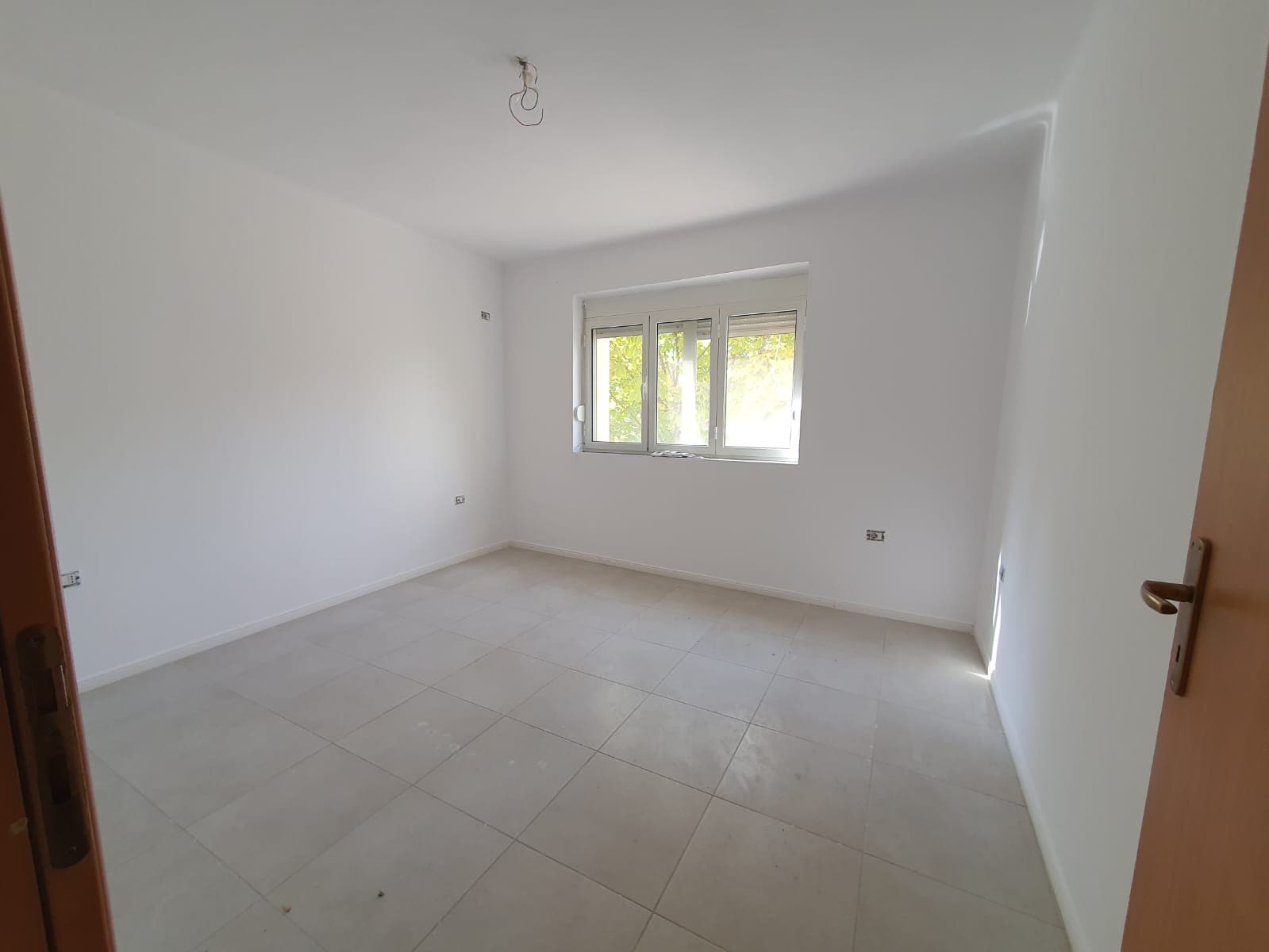 SHITET APARTAMENT 2+1 PRANE DREJTORIS SE POLICIS,DURRES. 2