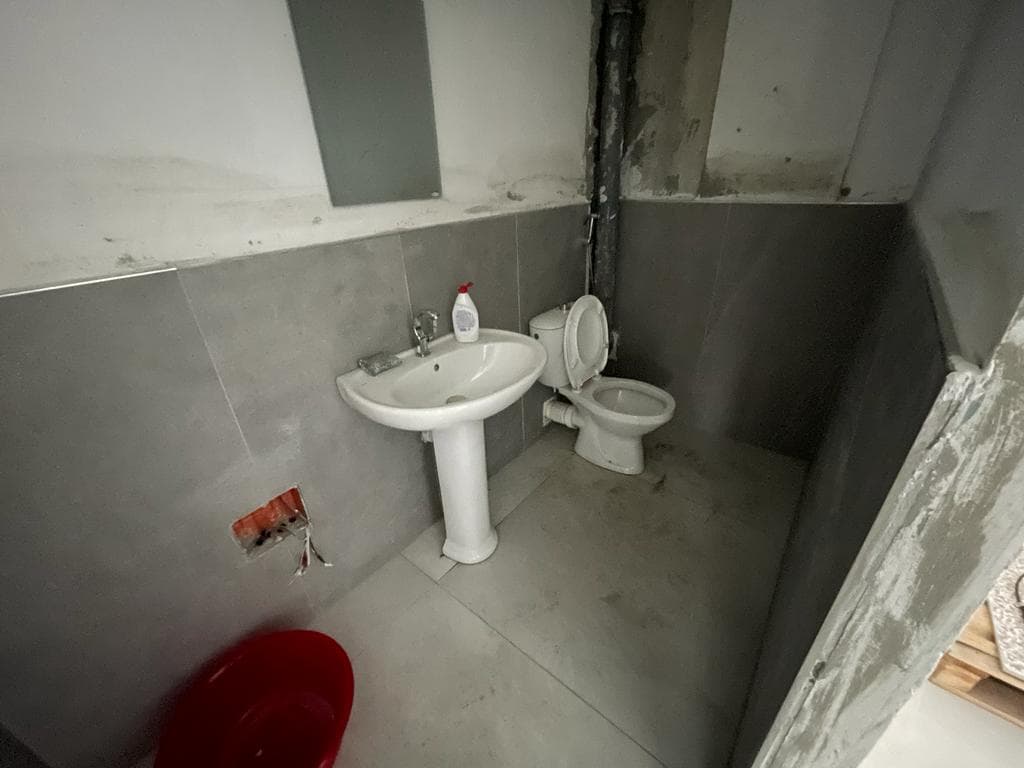 JEPET ME QERA AMBIENT BIZNESI ,PRANE STADIUMIT, DURRES. 4