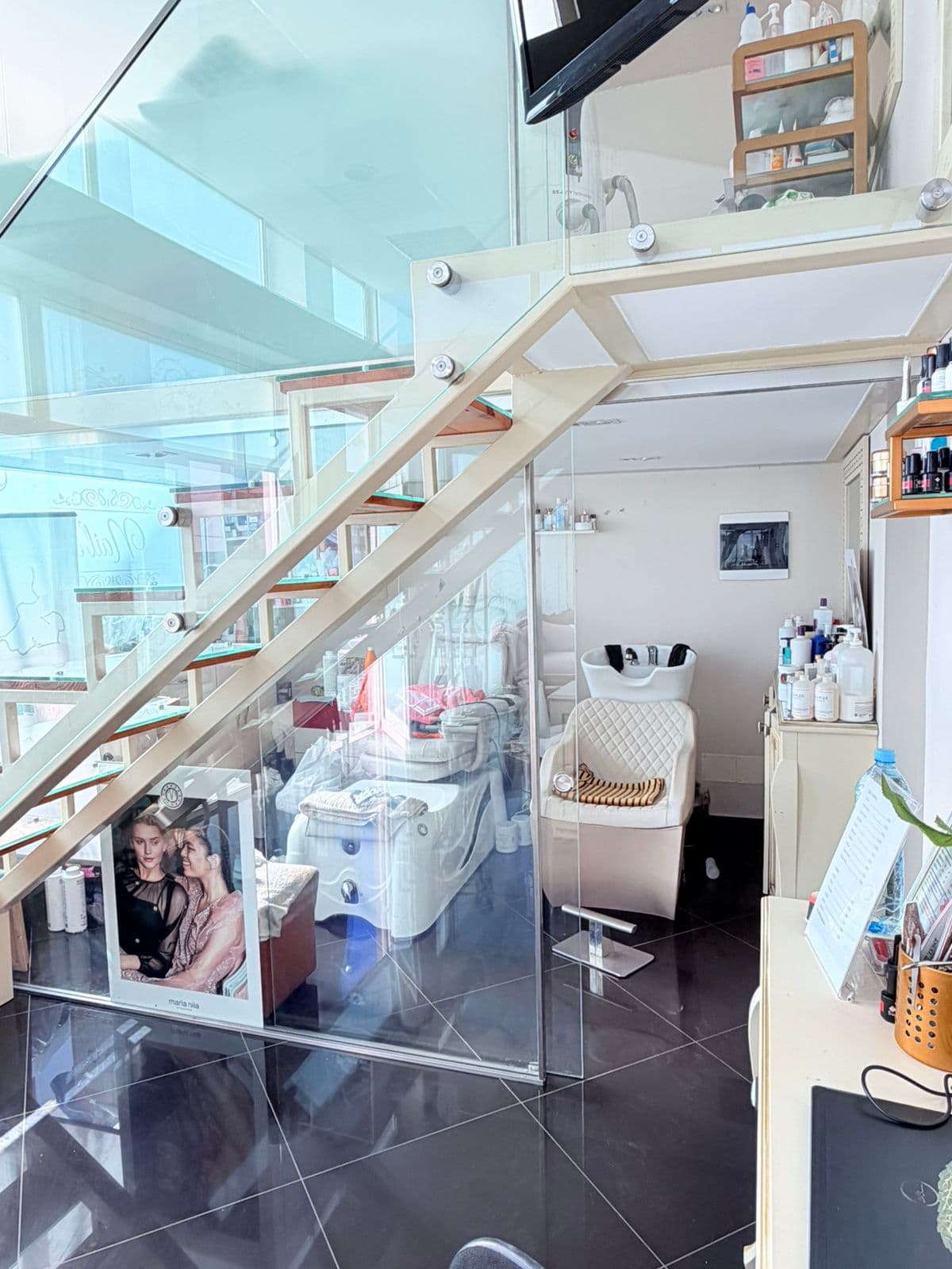 JEPET ME QERA AMBIENT BIZNESI(QENDER ESTETIKE) VOLLGA, DURRES 2