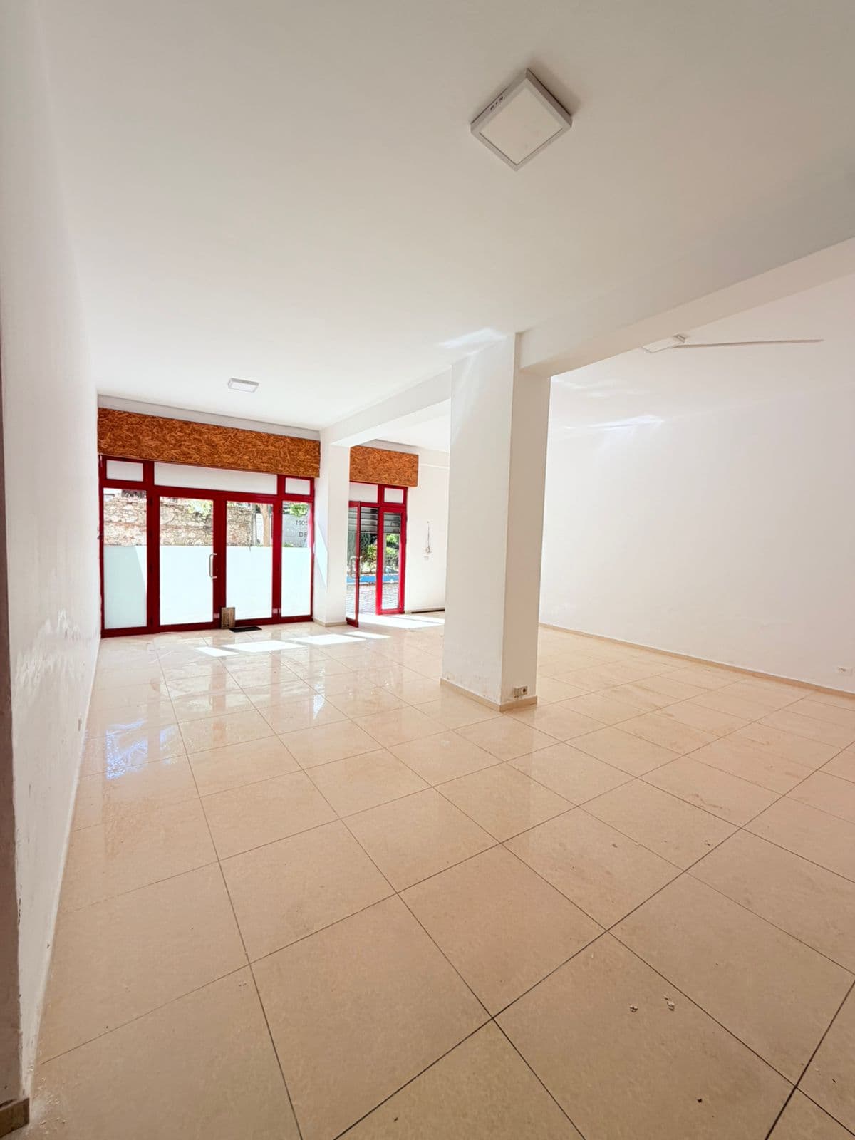 JEPET ME QERA AMBIENT BIZNESI PRANE POLIKLINIKES, DURRES