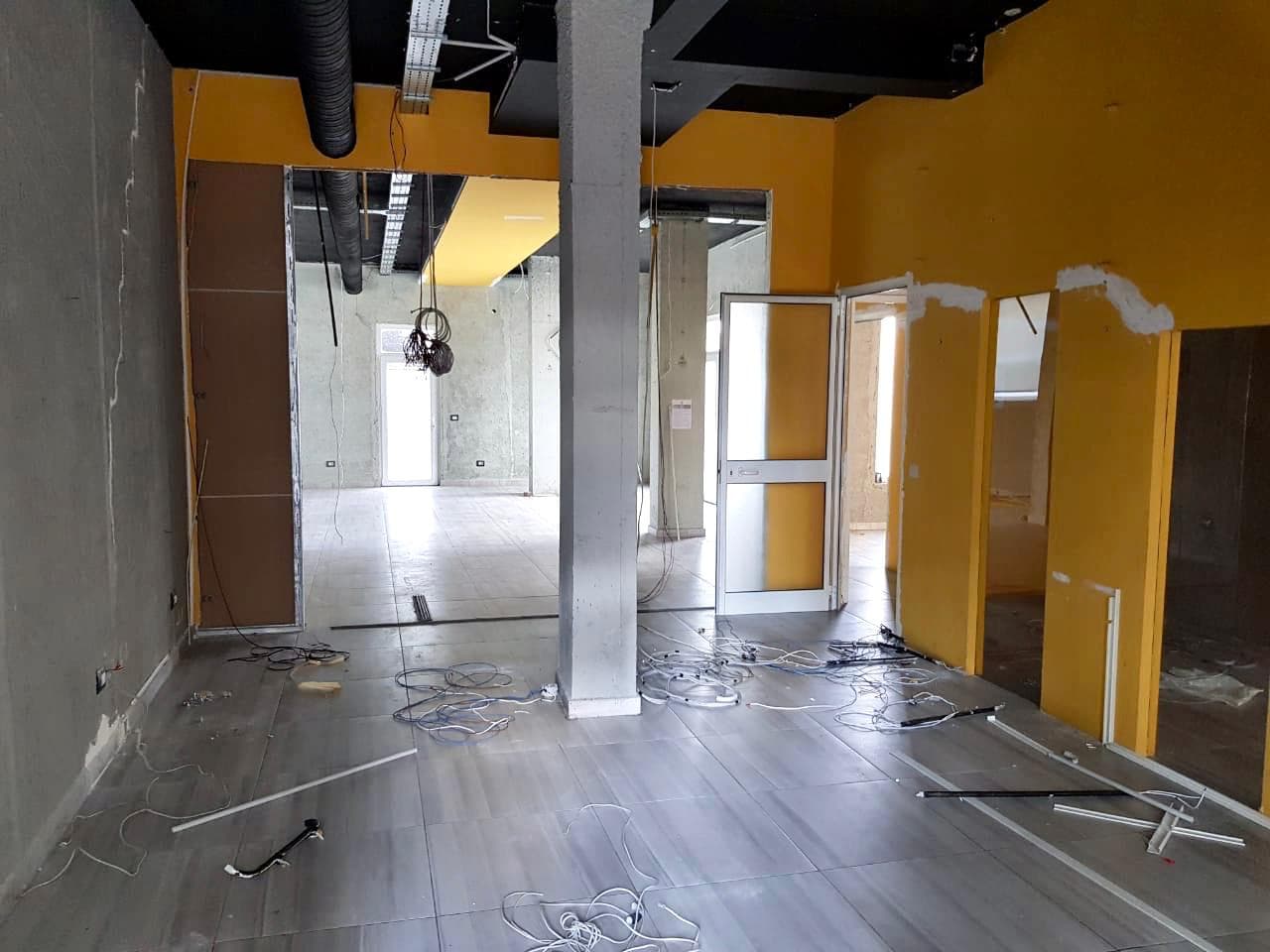 JEPET ME QERA AMBIENT BIZNESI NE QENDER TE QYTETIT, RRUGICA KUMINIT, DURRES. 2