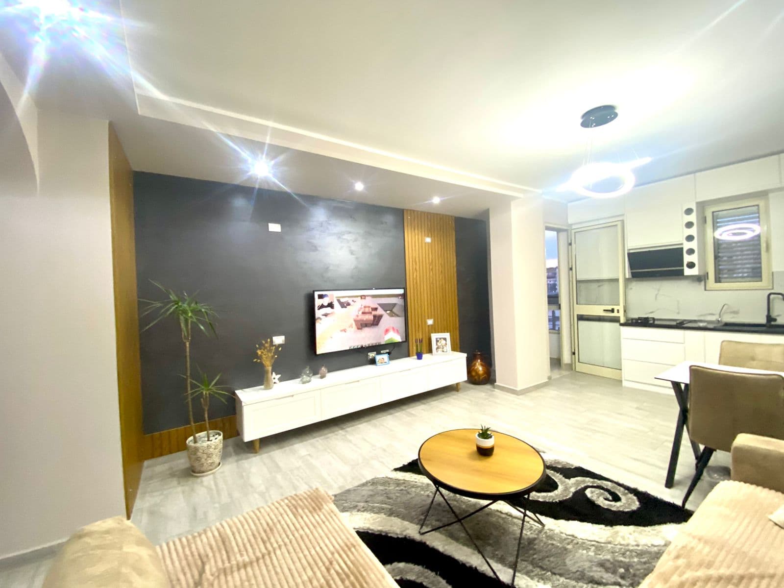 SHITET APARTAMENT 3+1+2 PRANE DREJTORISE SE POLICISE, DURRES.
