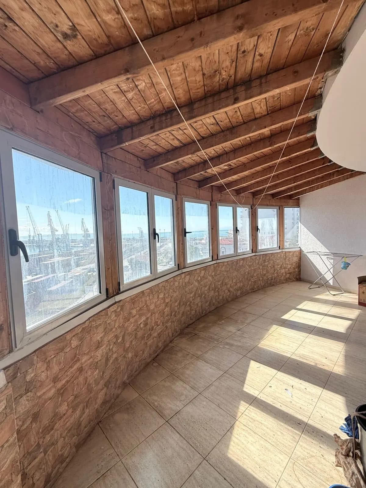 JEPET ME QERA APARTAMENT 2+1 TEK RRUGA PORTIT 3