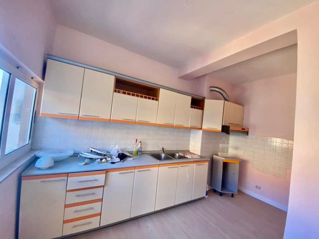 SHITET APARTAMENT 3+1 PRANE RESTORANT 4 STINET, VOLLGA, DURRES. 3