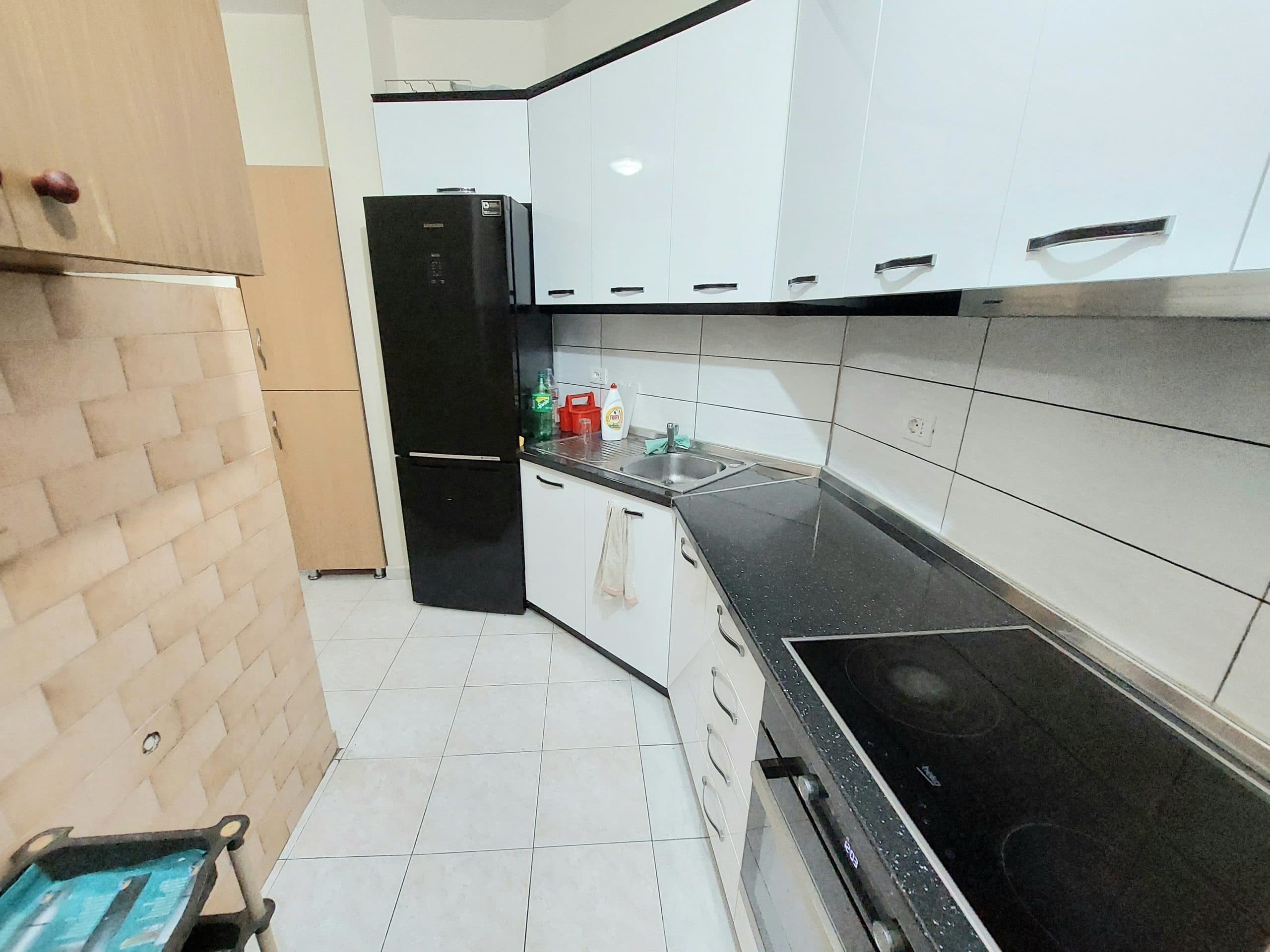 JEPET ME QERA APARTAMENT 1+1 , PRANE INTESA SANPAOLO, PLAZH, DURRES. 4