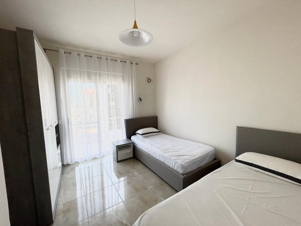 JEPET ME QERA APARTAMENT 3+1 PRANE ISH RAJONIT,DURRES. 4
