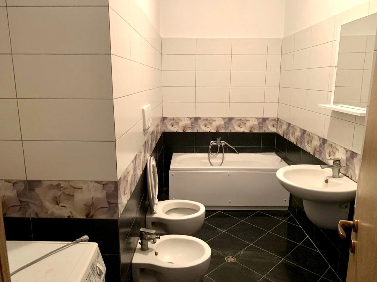 JEPET ME QERA APARTAMENT 2+1 SIPER BAR GOLDEN, VOLLGA, DURRES.