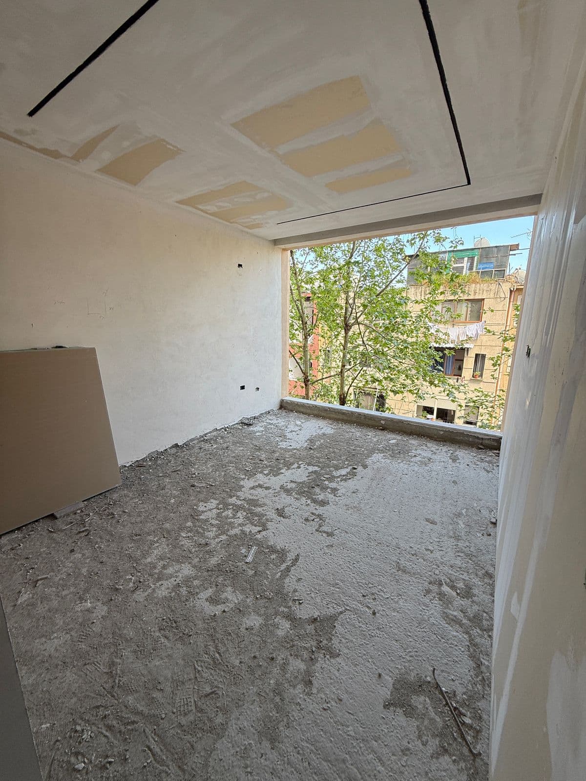 SHITET APARTAMENT 2+1 PRANE ISH PARKUT SPORTIV , DURRES.