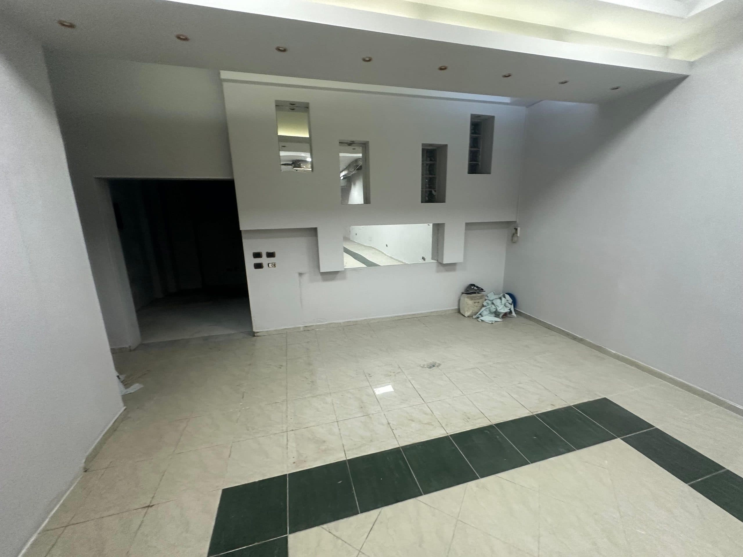 JEPET ME QERA NJESI BIZNESI, STACIONI I TRENIT, DURRES. 3