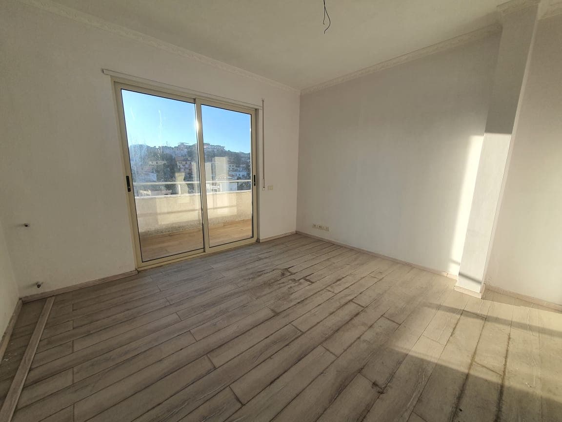 SHITET APARTAMENT 4+1+2 PRANE DREJTORISE SE POLICISE ,DURRES. 2