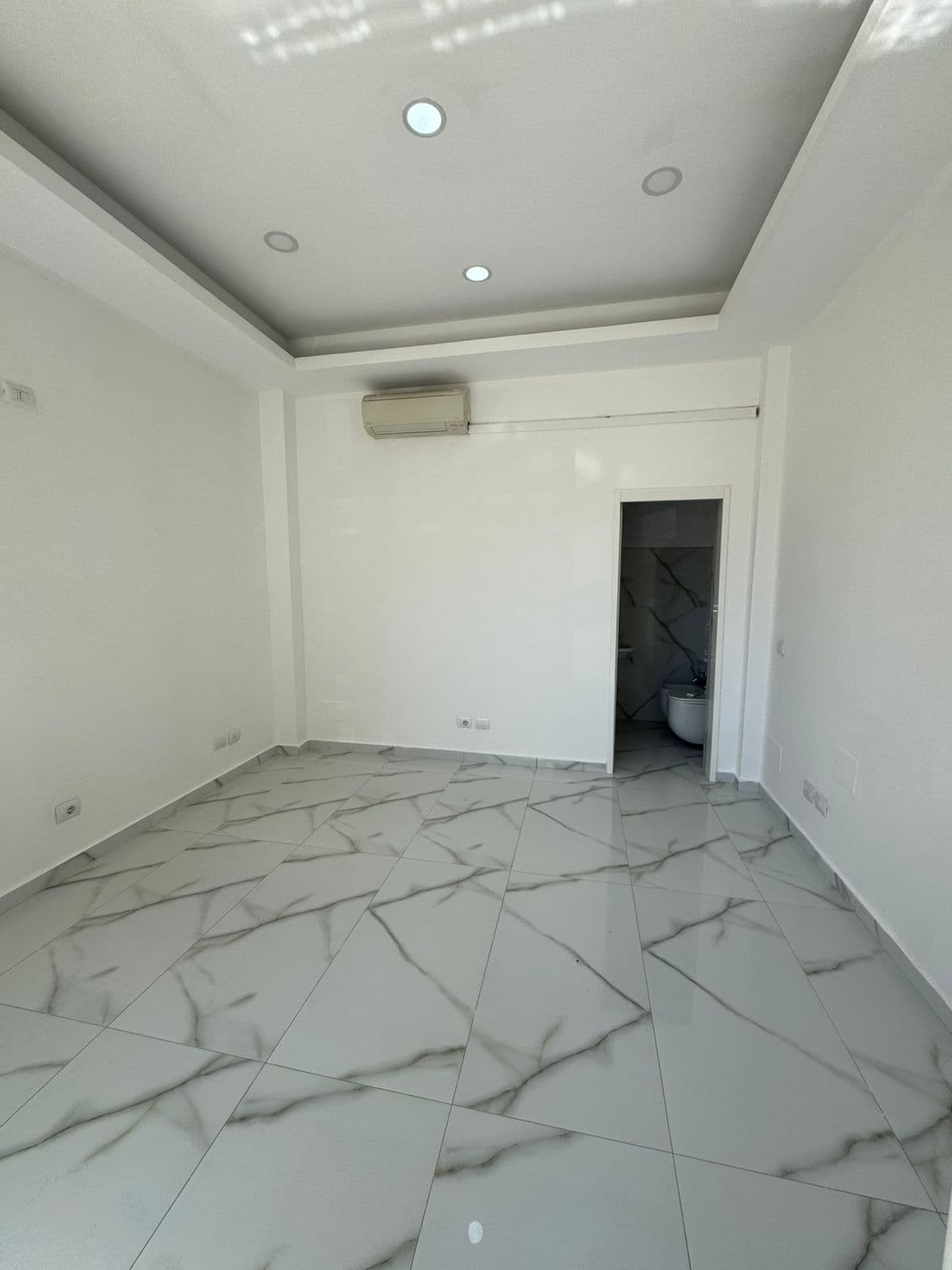 JEPET ME QERA AMBIENT BIZNESI TEK BASHKIA DURRES 2