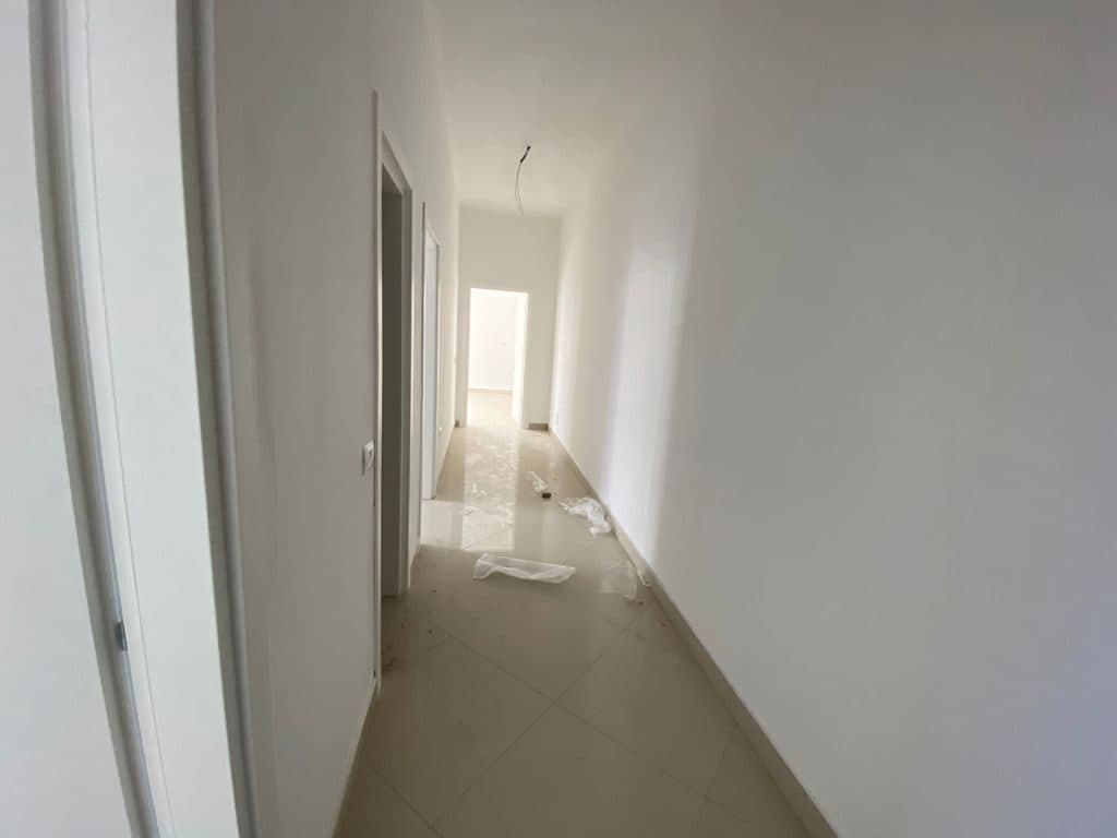 SHITET APARTAMENT 2+1 PRANE QENDRES BLU STAR, DURRES. 3