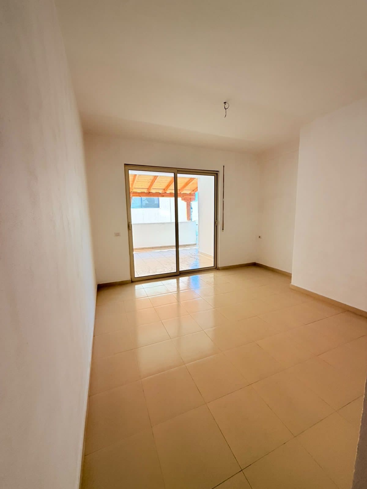 SHITET APARTAMENT 2+1+2 NE ZONEN E ISH URT, DURRES
