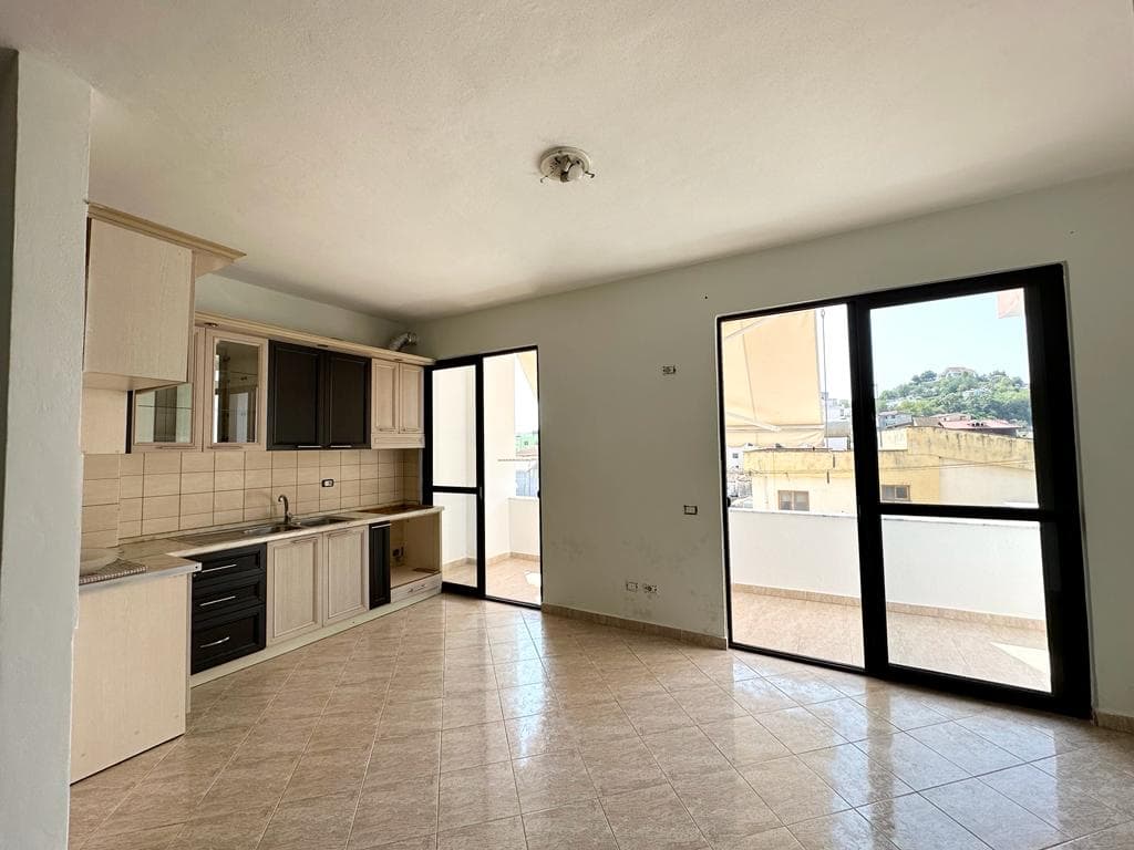 JEPET ME QERA APARTAMENT 2+1 PRANE SHKOLLES 2 GJELAT.