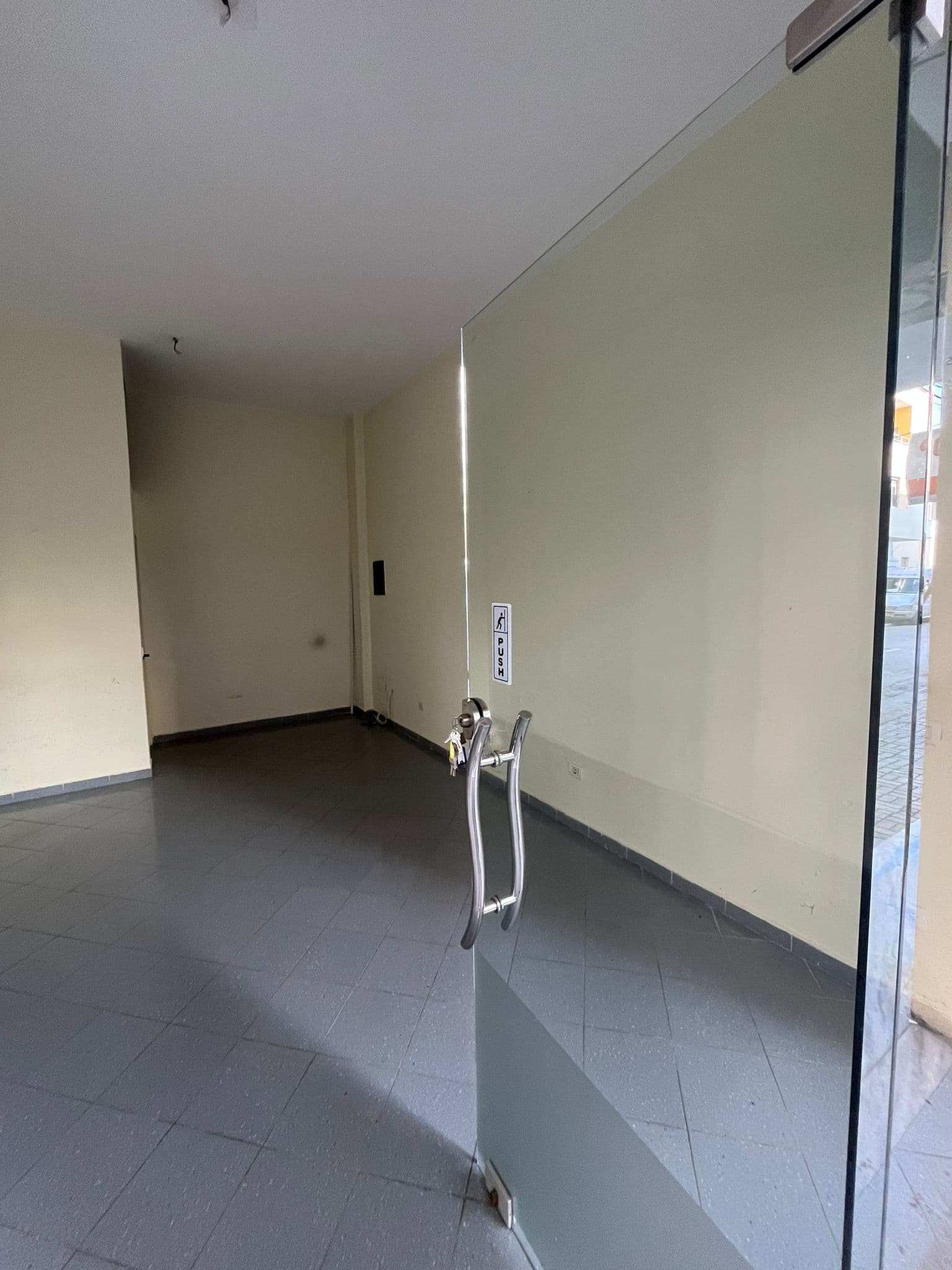 JEPET ME QERA AMBIENT BIZNESI ZONA PALLATIT SPORTIT DURRES 2