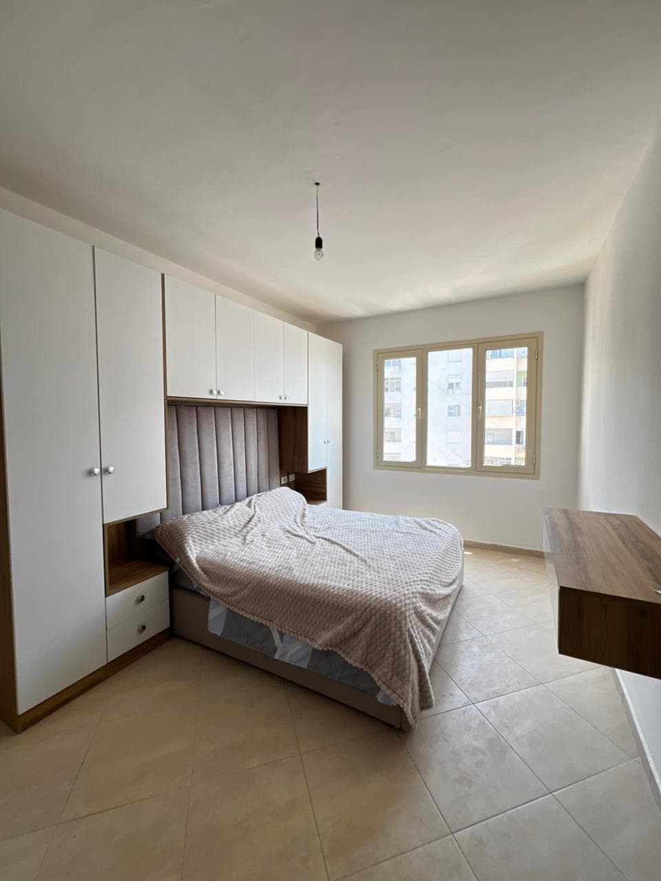 JEPET ME QERA APARTAMENT 2+1+2 PRANE POSTES PLAZH, DURRES