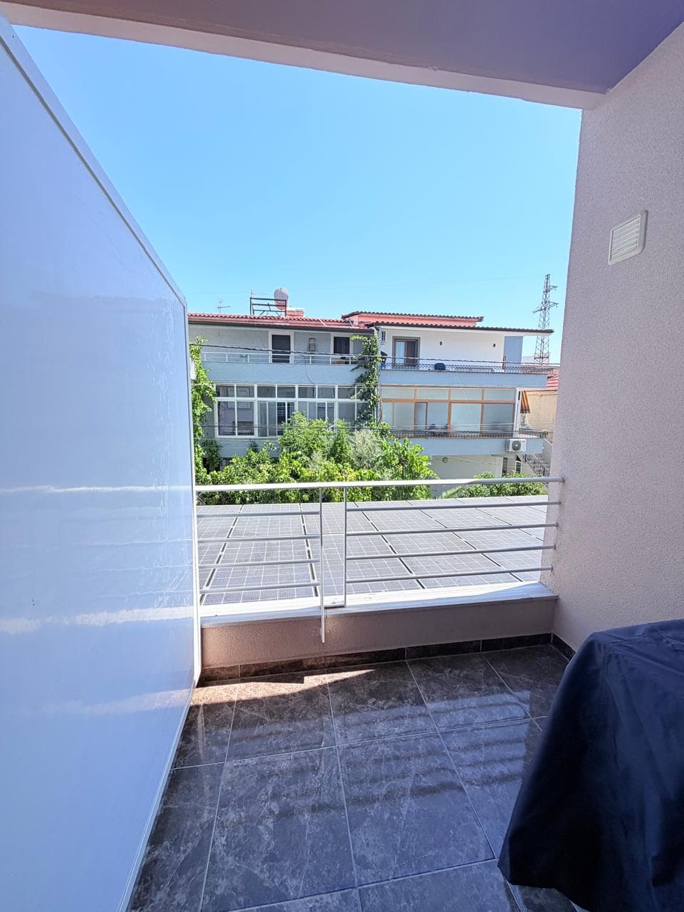 JEPET ME QERA GARSONIERE PRANE TREGUT INDUSTRIAL, DURRES