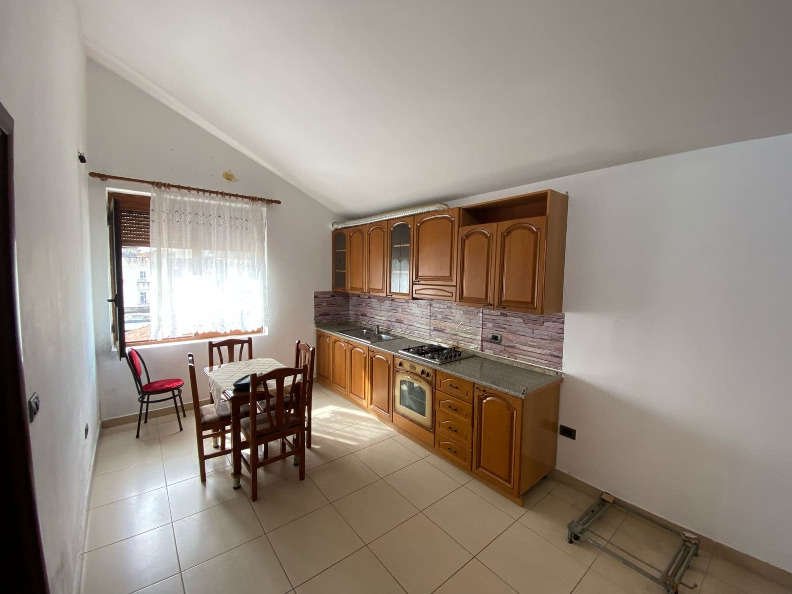 JEPET ME QERA APARTAMENT 1+1, PRANE TREGUT,DURRES.