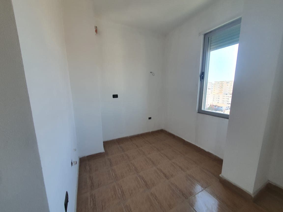 SHITET APARTAMENT 1+1 PRANE RROTES KUQE ,PLAZH ,DURRES. 3