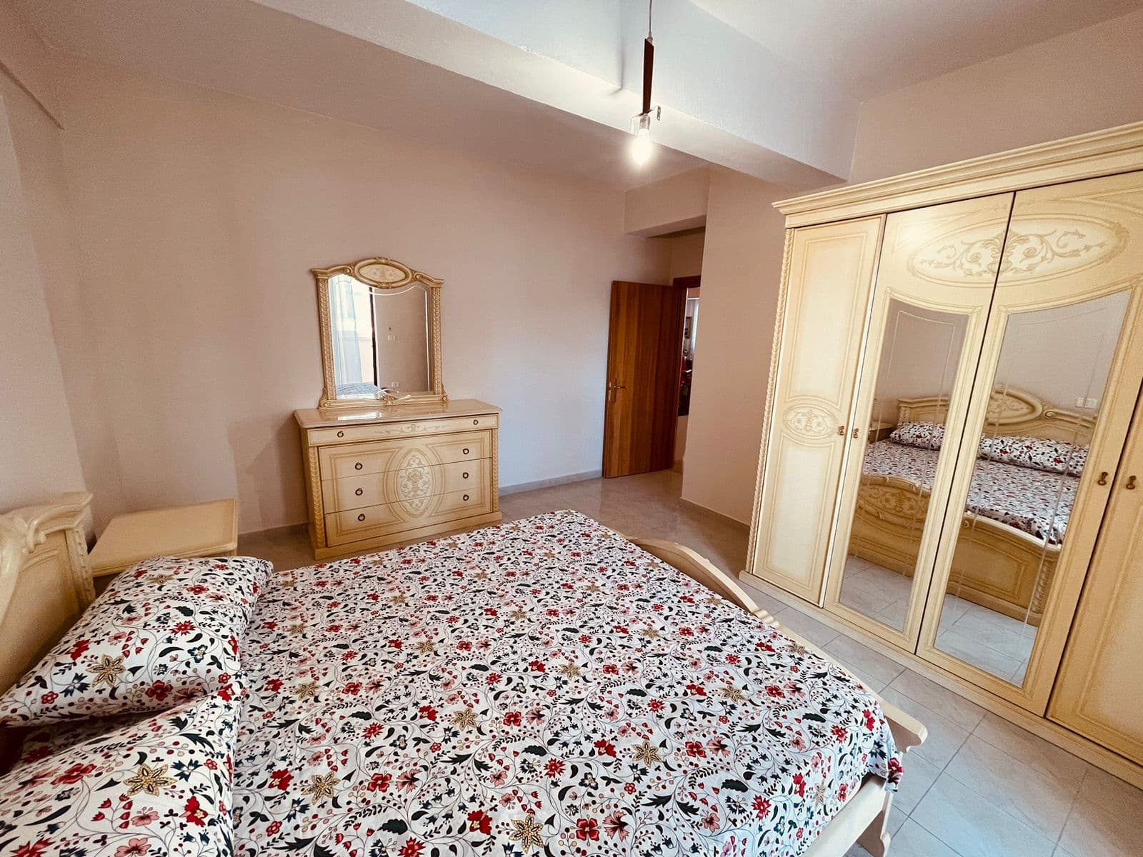 JEPET ME QERA APARTAMENT 2+1 PRANE STACIONIT TE TRENIT, DURRES 4