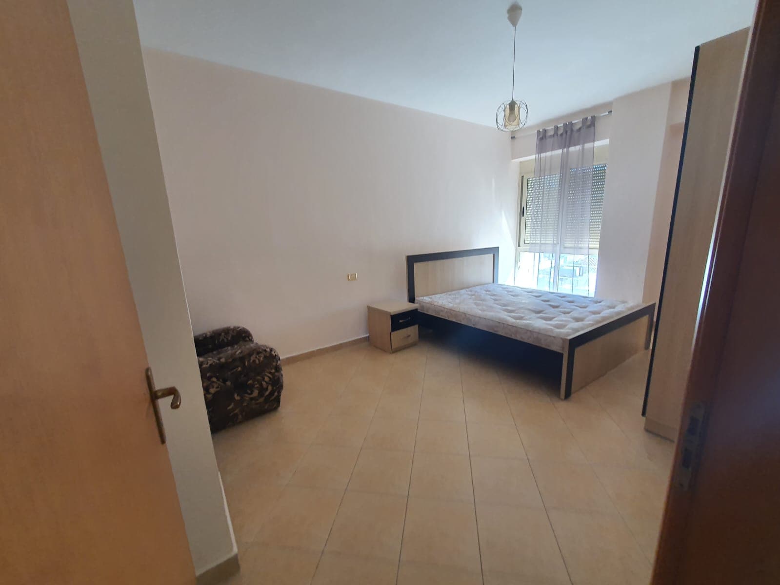 JEPET ME QERA APARTAMENT 1+1 PRANE EXTRA MARKET,PLAZH,DURRES. 3
