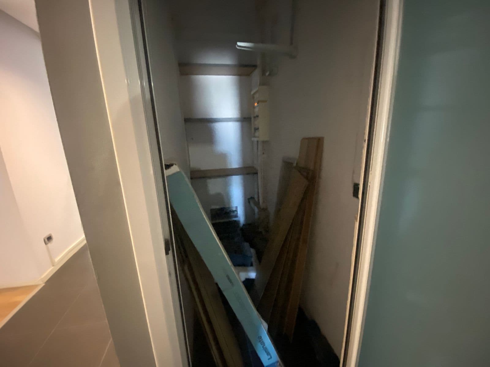 JEPET ME QERA AMBIENT BIZNESI PRANE STACIONIT TE TRENIT, DURRES. 4