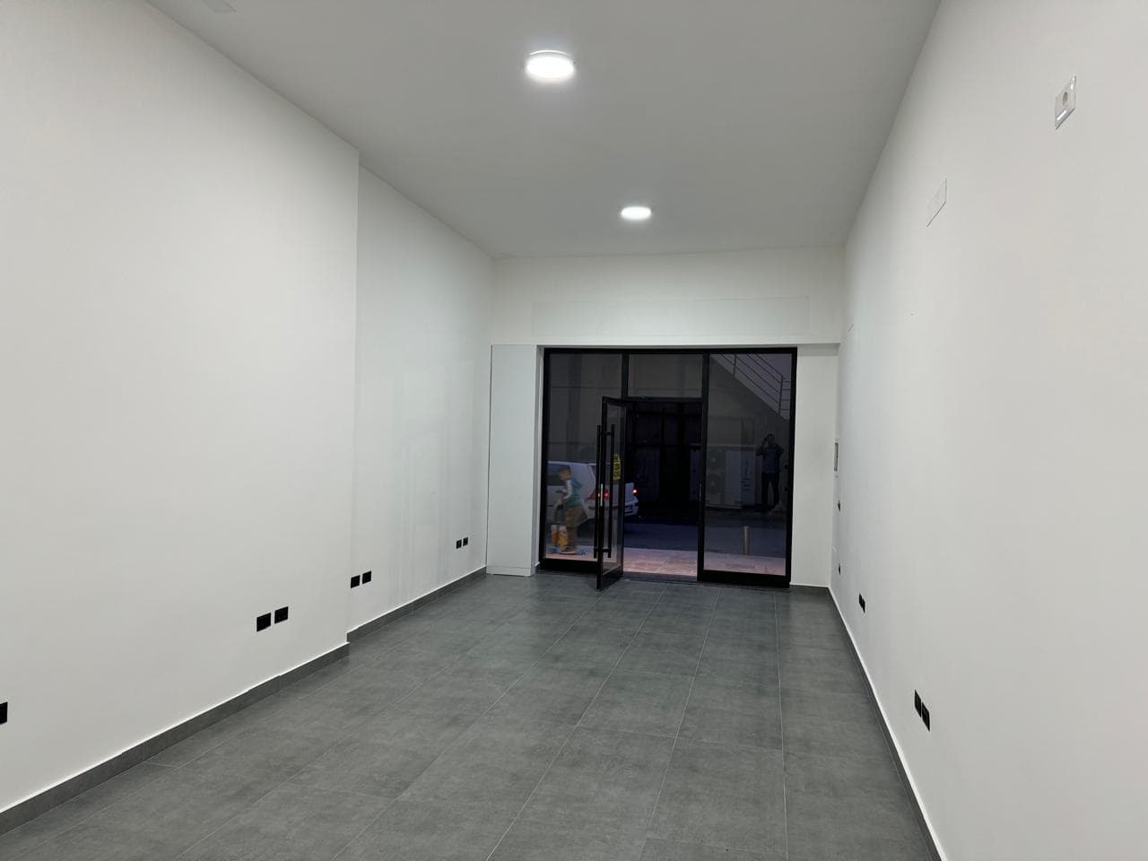 JEPET ME QERA AMBIENT BIZNESI QENDER, DURRES 3