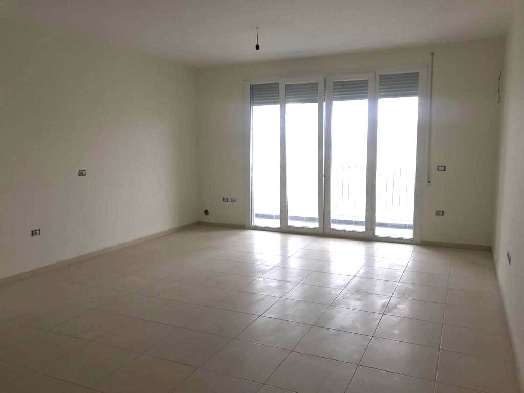 SHITET APARTAMENT 2+1 PRANE RESTORANT MAJESTIC GOLEM, DURRES. 2