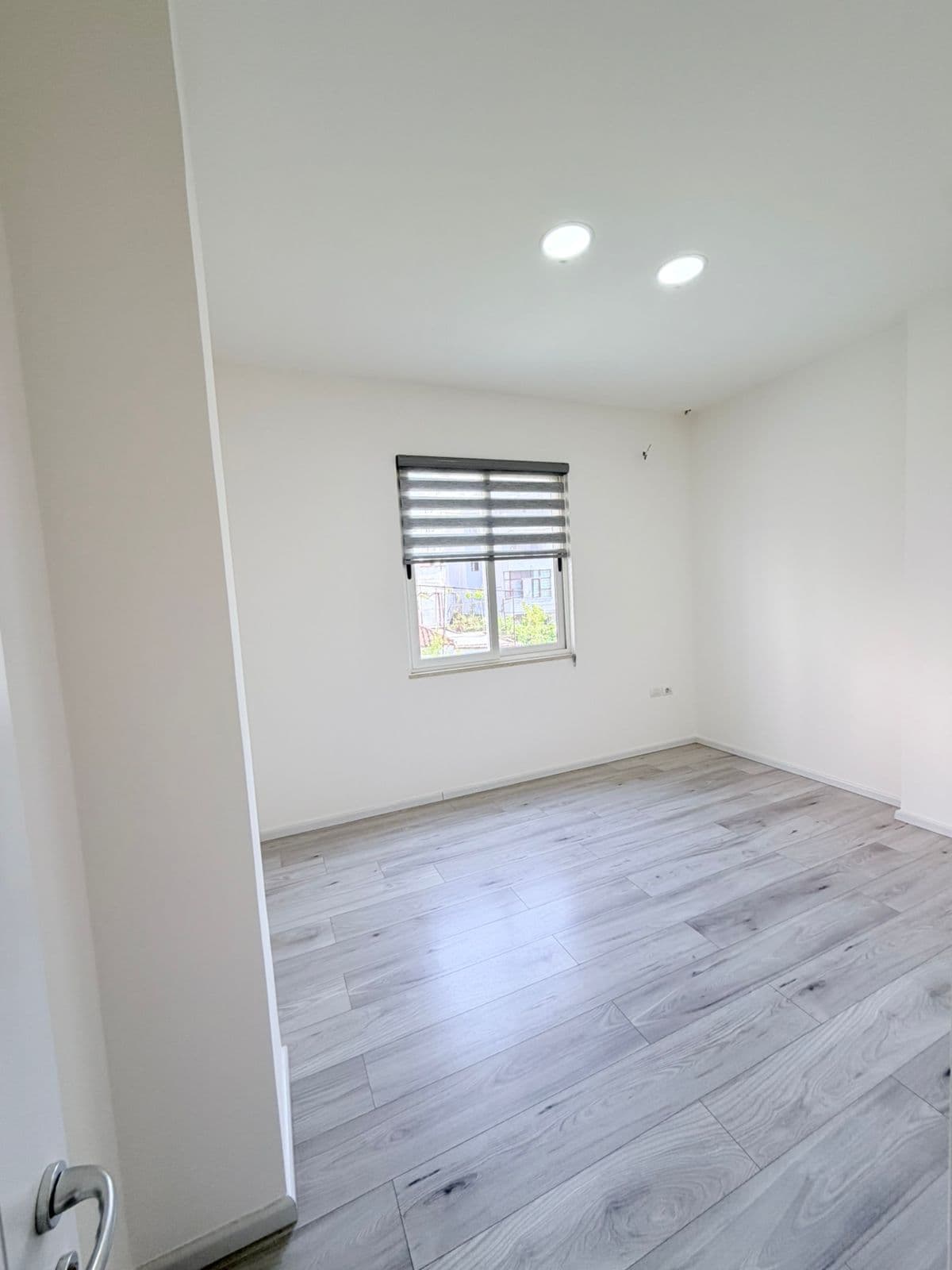 JEPET ME QERA AMBIENT BIZNESI TEK KAZAZI, DURRES 3