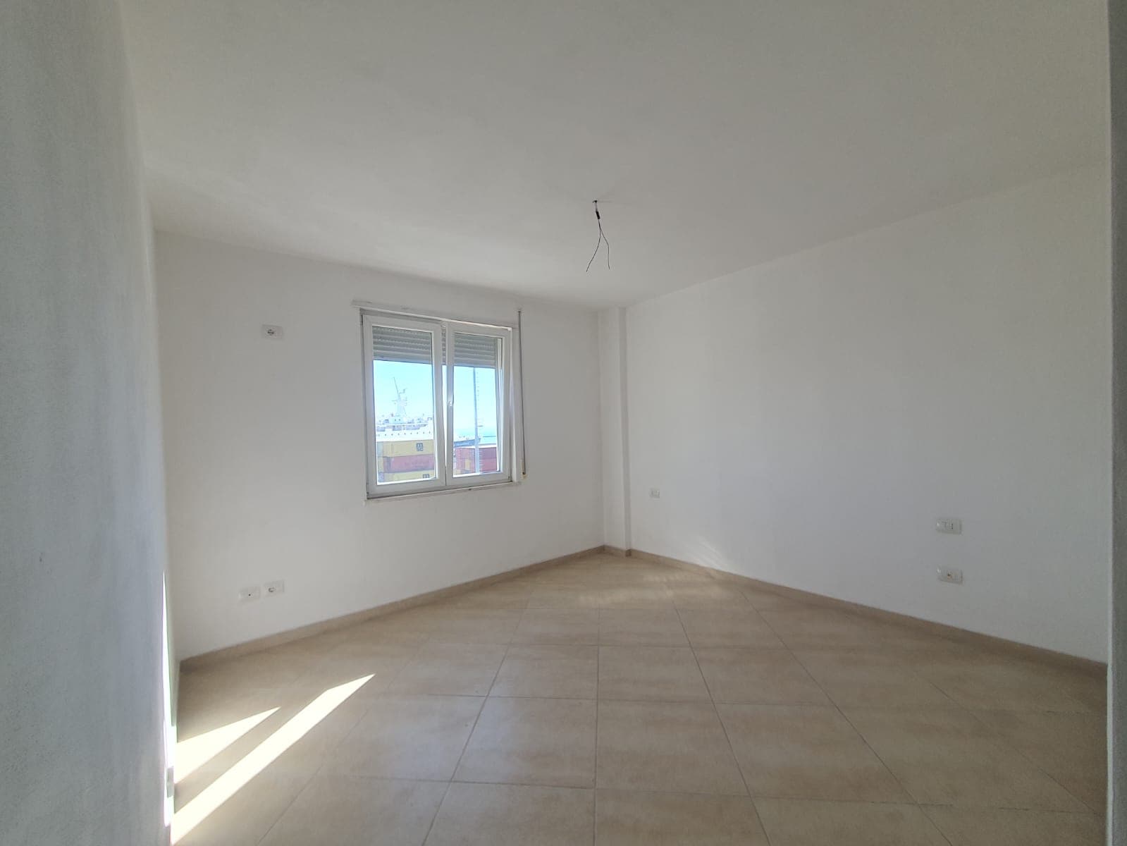 JEPET ME QERA APARTAMENT 2+1 I PERSHTATESHEM PER AMBIENT BIZNESI,PORTI,DURRES. 4